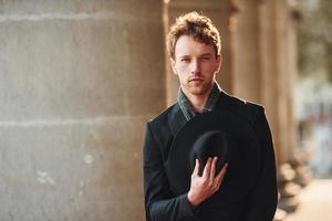 retrato de jovem elegante em roupas elegantes formais que ao ar livre na cidade foto