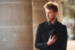 retrato de jovem elegante em roupas elegantes formais que ao ar livre na cidade foto