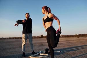 mulher e homem têm dia de fitness na estrada à noite juntos foto