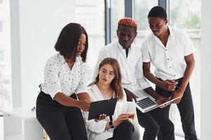 grupo de empresários afro-americanos trabalhando juntos no escritório foto