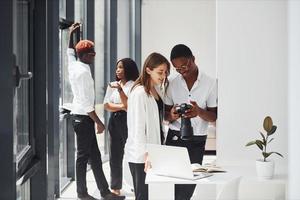 olhando para a câmera. grupo de empresários afro-americanos trabalhando juntos no escritório foto