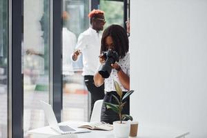 câmera de teste de mulher. grupo de empresários afro-americanos trabalhando juntos no escritório foto