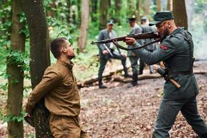 ternopil, ucrânia - junho de 2020, filmagem do filme do exército insurgente ucraniano. fotos dos bastidores. interrogatório do refém que amarrou à árvore