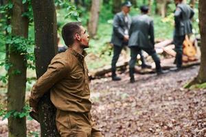 ternopil, ucrânia - junho de 2020, filmagem do filme do exército insurgente ucraniano. fotos dos bastidores. o refém está amarrado a uma árvore