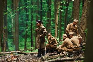 ternopil, ucrânia - junho de 2020, filmagem do filme do exército insurgente ucraniano. fotos dos bastidores. soldados descansando na floresta