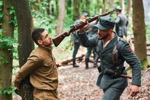 ternopil, ucrânia - junho de 2020, filmagem do filme do exército insurgente ucraniano. fotos dos bastidores. interrogatório do refém que amarrou à árvore