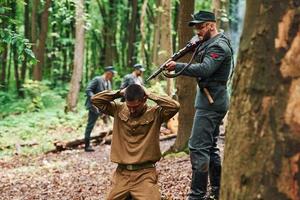 ternopil, ucrânia - junho de 2020, filmagem do filme do exército insurgente ucraniano. fotos dos bastidores. interrogatório do refém