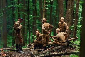 ternopil, ucrânia - junho de 2020, filmagem do filme do exército insurgente ucraniano. fotos dos bastidores. soldados descansando na floresta