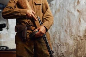 ternopil, ucrânia - junho de 2020, filmagem do filme do exército insurgente ucraniano. fotos dos bastidores. jovem soldado dentro de casa com arma