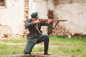 ternopil, ucrânia - junho de 2020, filmagem do filme do exército insurgente ucraniano. fotos dos bastidores. jovem soldado com arma