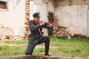 ternopil, ucrânia - junho de 2020, filmagem do filme do exército insurgente ucraniano. fotos dos bastidores. jovem soldado com arma