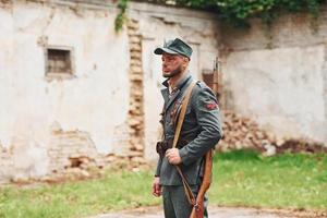 ternopil, ucrânia - junho de 2020, filmagem do filme do exército insurgente ucraniano. fotos dos bastidores. jovem soldado com arma