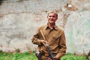 ternopil, ucrânia - junho de 2020, filmagem do filme do exército insurgente ucraniano. fotos dos bastidores. jovem soldado com arma