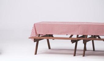 mesa de madeira e guardanapo vermelho para festa ao ar livre. foto