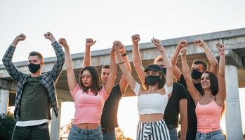 grupo de jovens protestantes que estão juntos. ativista pelos direitos humanos ou contra o governo foto