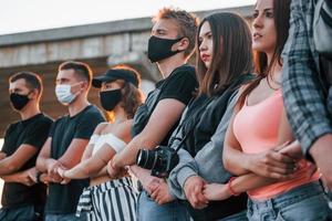 fotógrafo com câmera. grupo de jovens protestantes que estão juntos. ativista pelos direitos humanos ou contra o governo foto