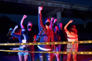 iluminação policial vermelha e azul. grupo de jovens protestantes que estão juntos. ativista pelos direitos humanos ou contra o governo