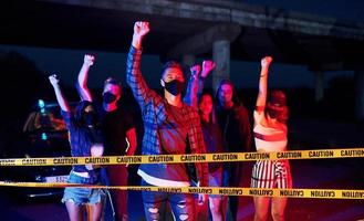 iluminação policial vermelha e azul. grupo de jovens protestantes que estão juntos. ativista pelos direitos humanos ou contra o governo