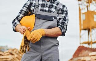 faz uma pausa. trabalhador da construção civil em equipamentos uniformes e de segurança tem trabalho na construção foto