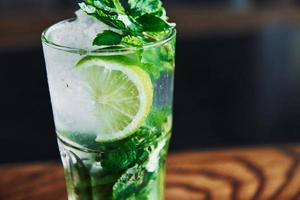 close-up vista do coquetel de mojito não alcoólico fresco de verão na mesa de madeira foto