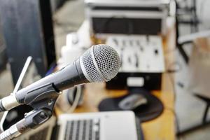 um microfone antigo em uma mesa ao ar livre é usado para anúncios de informações externas. foto