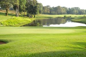 a beleza dos campos de golfe, grama verde e lagoas. foto