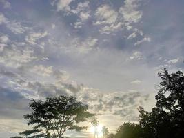 belas paisagens naturais no céu azul, nuvens brancas e muitas árvores verdes ao seu redor foto