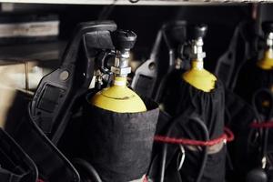 balões de oxigênio. visão de perto do equipamento de bombeiro que está dentro do caminhão foto