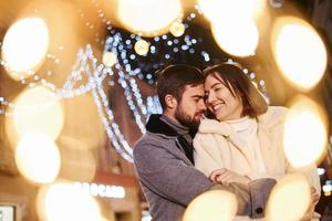 casal jovem feliz comemorando o ano novo ao ar livre na rua foto