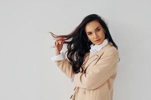 posando no estúdio. mulher europeia em roupas elegantes da moda está dentro de casa foto