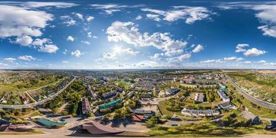 vista aérea panorâmica esférica 360 hdri completa e perfeita acima da grande altura de uma pequena cidade provincial com setor privado e prédios de apartamentos altos em projeção equiretangular. foto