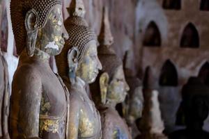 esculturas budistas em um templo em bangkok, tailândia, por volta de maio de 2022 foto