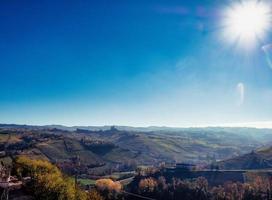 paisagens de outono no langhe piemontês perto de serralunga d'alba, com as cores vivas do outono piemontês foto