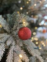 2023 decorações de árvore de bola de feliz natal foto