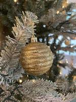 2023 decorações de árvore de bola de feliz natal foto