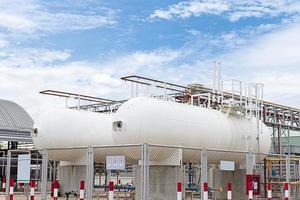 dois tanques de óleo combustível branco são usados para plantas industriais. foto