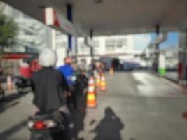 resumo desfocado turva de fila para reabastecimento em um posto de gasolina foto