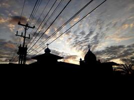 silhueta de uma mesquita ao pôr do sol. céu bonito foto