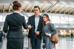 procedimento de passagem. jovem casal está no aeroporto juntos foto