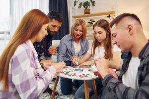 em quarto doméstico. grupo de amigos tem festa dentro de casa juntos foto