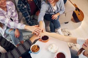 se divertindo. grupo de amigos tem festa dentro de casa juntos foto