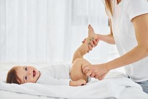 brincando. mãe com sua filha está dentro de casa juntos foto