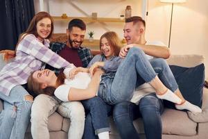 grupo de amigos tem festa dentro de casa juntos foto