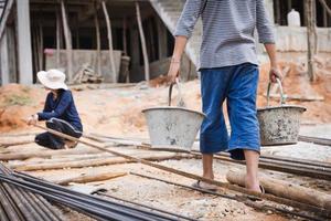 trabalho infantil, crianças são forçadas a trabalhar na construção civil, crianças violentas e conceito de tráfico, trabalho anti-infantil, dia dos direitos em 10 de dezembro foto