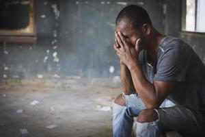 homem viciado em drogas dormindo depois de usar diferentes tipos de drogas. pessoas descansando depois de usar drogas pesadas. parar o conceito de dependência de drogas. dia internacional contra o abuso de drogas. foto