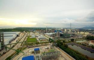 o local da grande planta industrial em construção na luz da noite foto