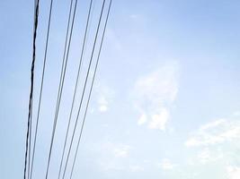 junção de energia elétrica no polo revela a complexidade com as nuvens brilhantes do céu azul foto