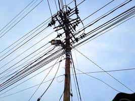 junção de energia elétrica no polo revela a complexidade com as nuvens brilhantes do céu azul foto