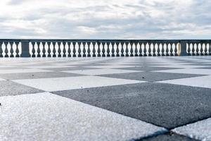 terraço mascagni, um esplêndido terraço belvedere com superfície pavimentada quadriculada, livorno, toscana, itália durante um dia ensolarado. foto