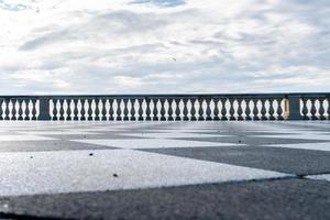 terraço mascagni, um esplêndido terraço belvedere com superfície pavimentada quadriculada, livorno, toscana, itália durante um dia ensolarado. foto